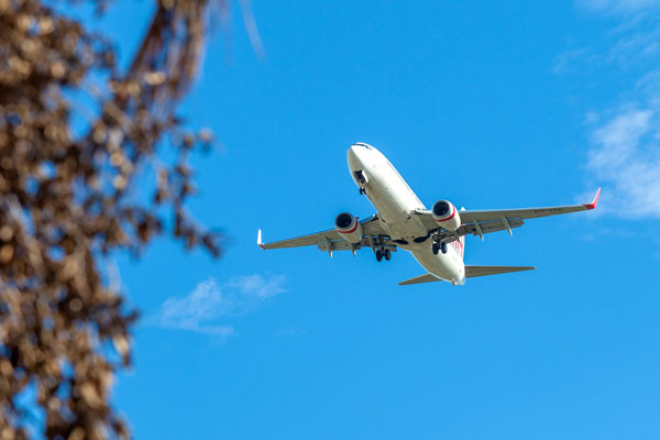 Passagierflugzeug am blauen Himmel