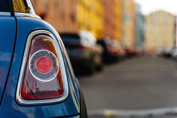 Rücklicht eines geparkten Autos