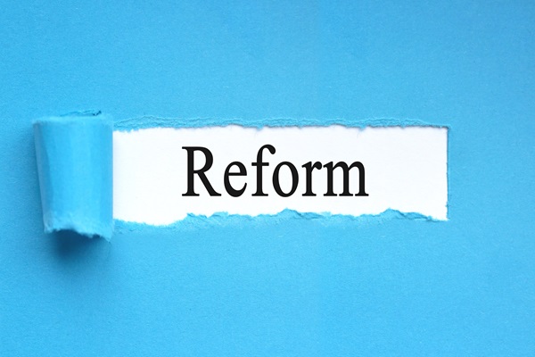 Aufgerissenes Papier mit dem Wort Reform