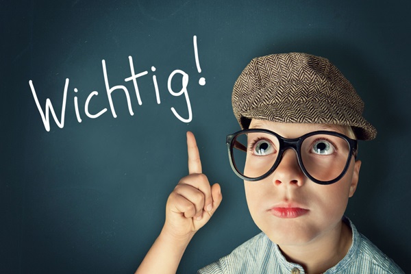 Kind zeigt auf das Wort Wichtig an einer Tafel