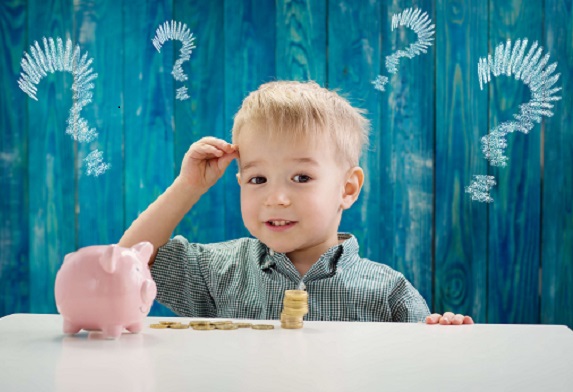 Kind mit Sparschwein vor einer Tafel mit Fragezeichen