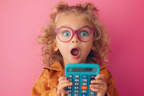 Überraschtes Kind mit Brille und Taschenrechner
