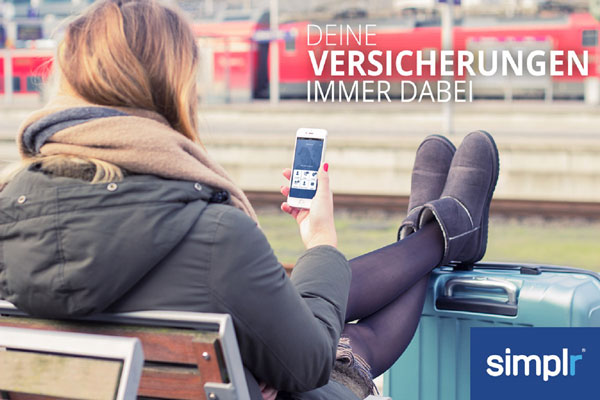 Frau nutzt ihr Smartphone auf einer Bank, daneben das simplr-Logo