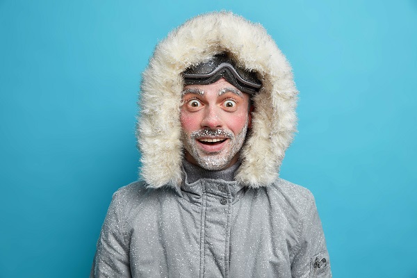 Lächelnder Mann in warmer Winterkleidung