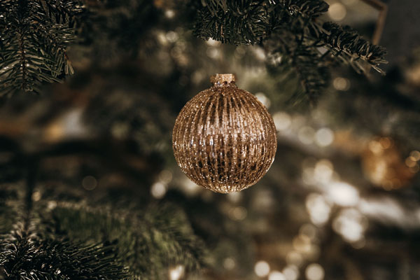 Weihnachtskugel an einem geschmückten Tannenbaum
