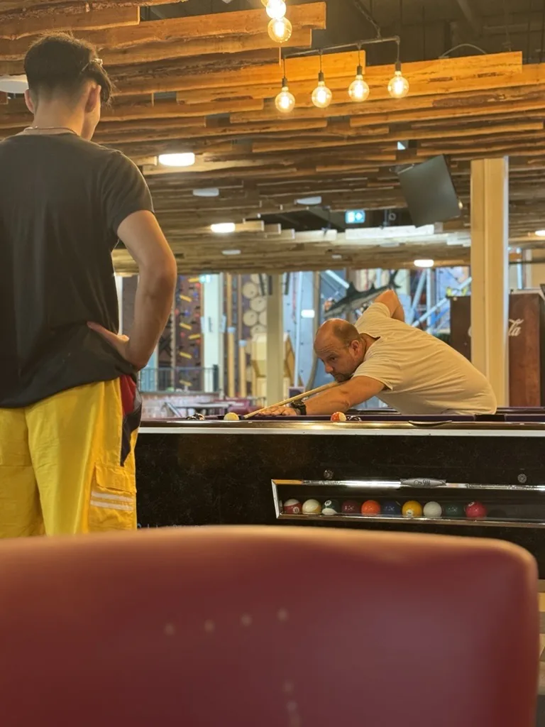 Slobodan beim Billardspielen in geselliger Runde