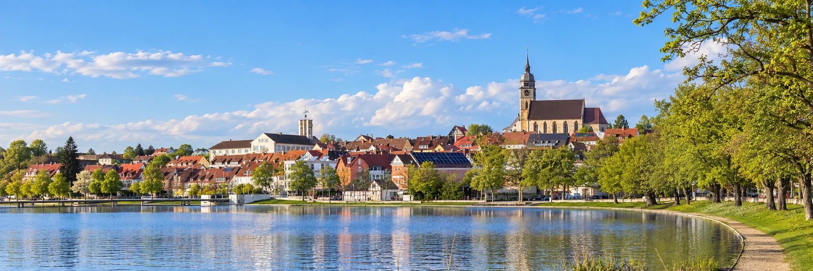 Böblinger Stadtsee mit Altstadt – KI-gestaltetes Panorama