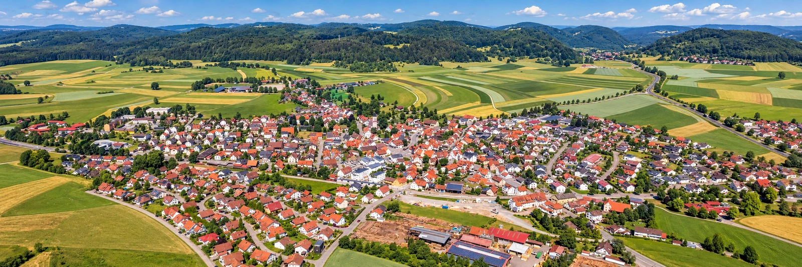 Engstingen und die Schwäbische Alb aus der Vogelperspektive – KI-Panorama