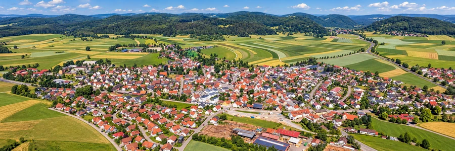 Engstingen und die Schwäbische Alb aus der Vogelperspektive – KI-Panorama