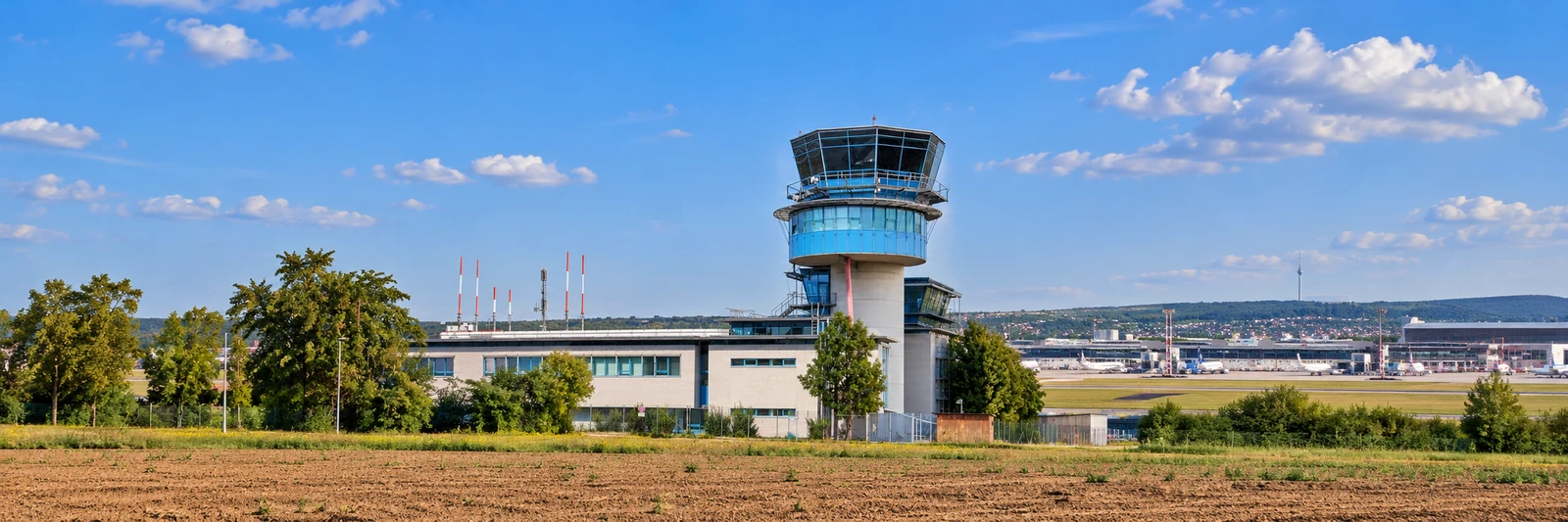 Flughafen-Tower in Filderstadt-Bernhausen – KI-gestaltetes Panorama