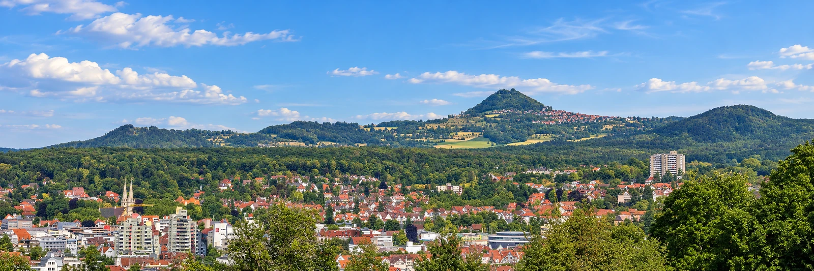 Göppingen mit dem Hohenstaufen – KI-gestaltetes Panorama