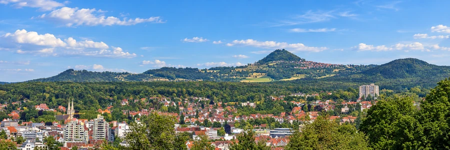 Göppingen mit dem Hohenstaufen – KI-gestaltetes Panorama
