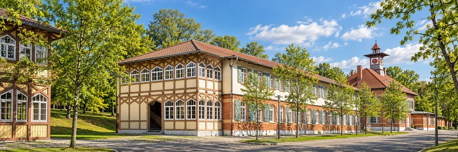 Historische Gebäude im Alten Lager Münsingen – KI-gestaltetes Panorama