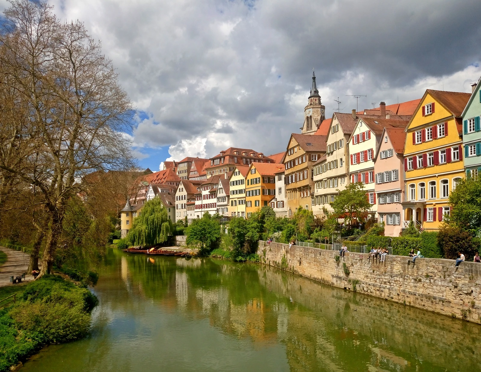 Tübinger Neckarfront mit Hölderlinturm, Stiftskirche und Stocherkähnen